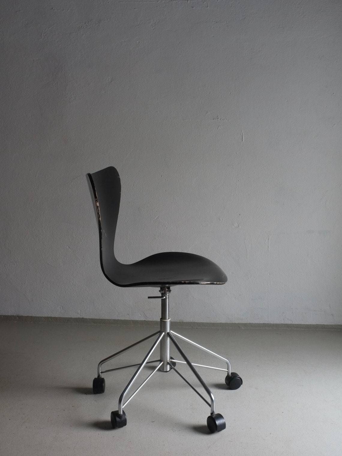 3117 Black Swivel Desk Chair By Arne Jacobsen | Fritz Hansen | Metal Plywood | 1 Of 3 | Vintage photo 700.0