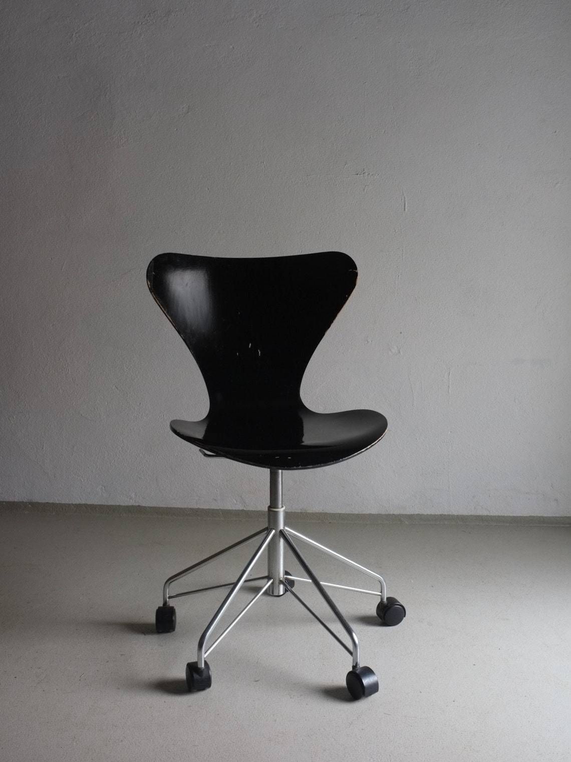 3117 Black Swivel Desk Chair By Arne Jacobsen | Fritz Hansen | Metal Plywood | 1 Of 3 | Vintage photo vinterior