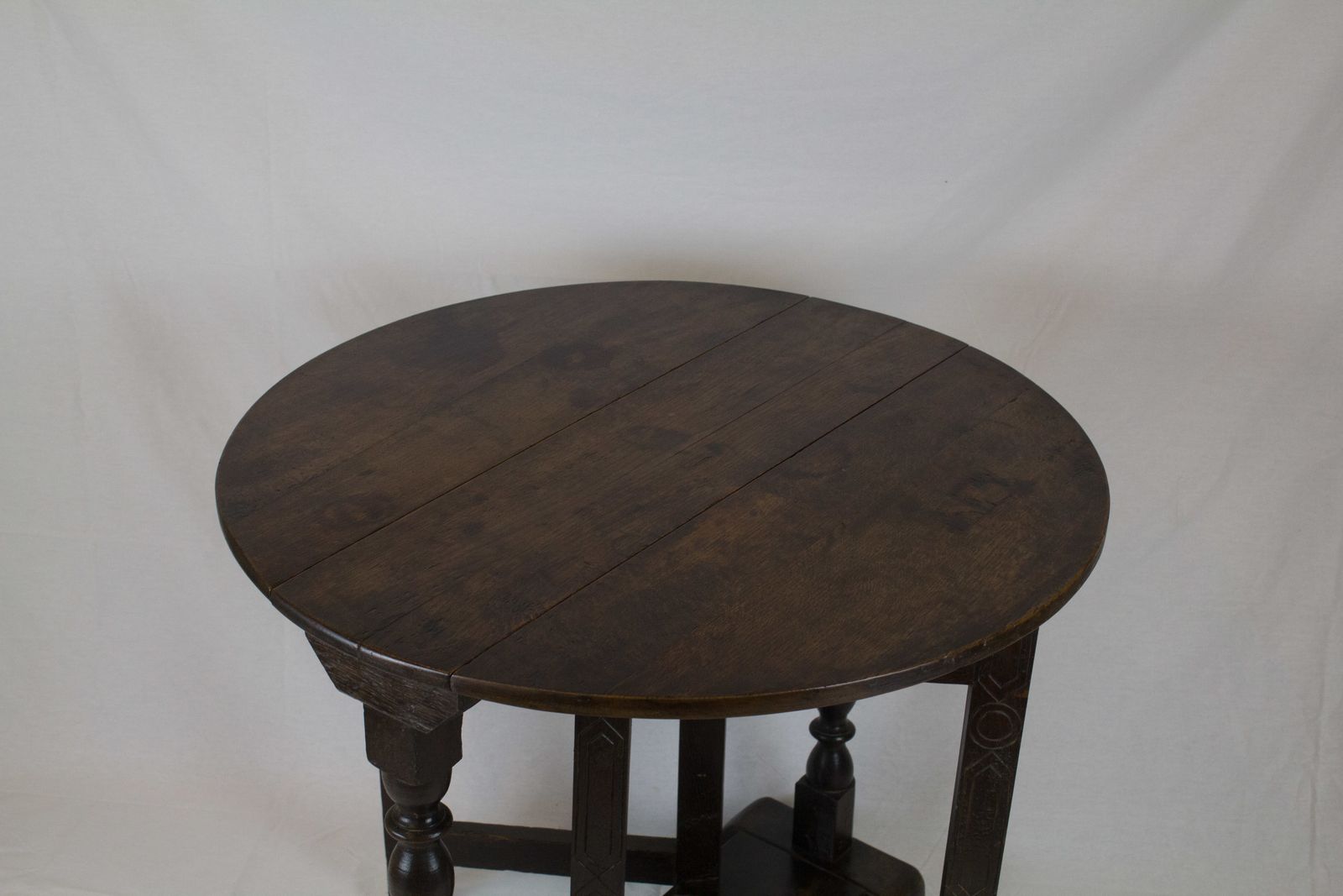Early 18th Century Oak Small Gate Leg Table photo 675.0
