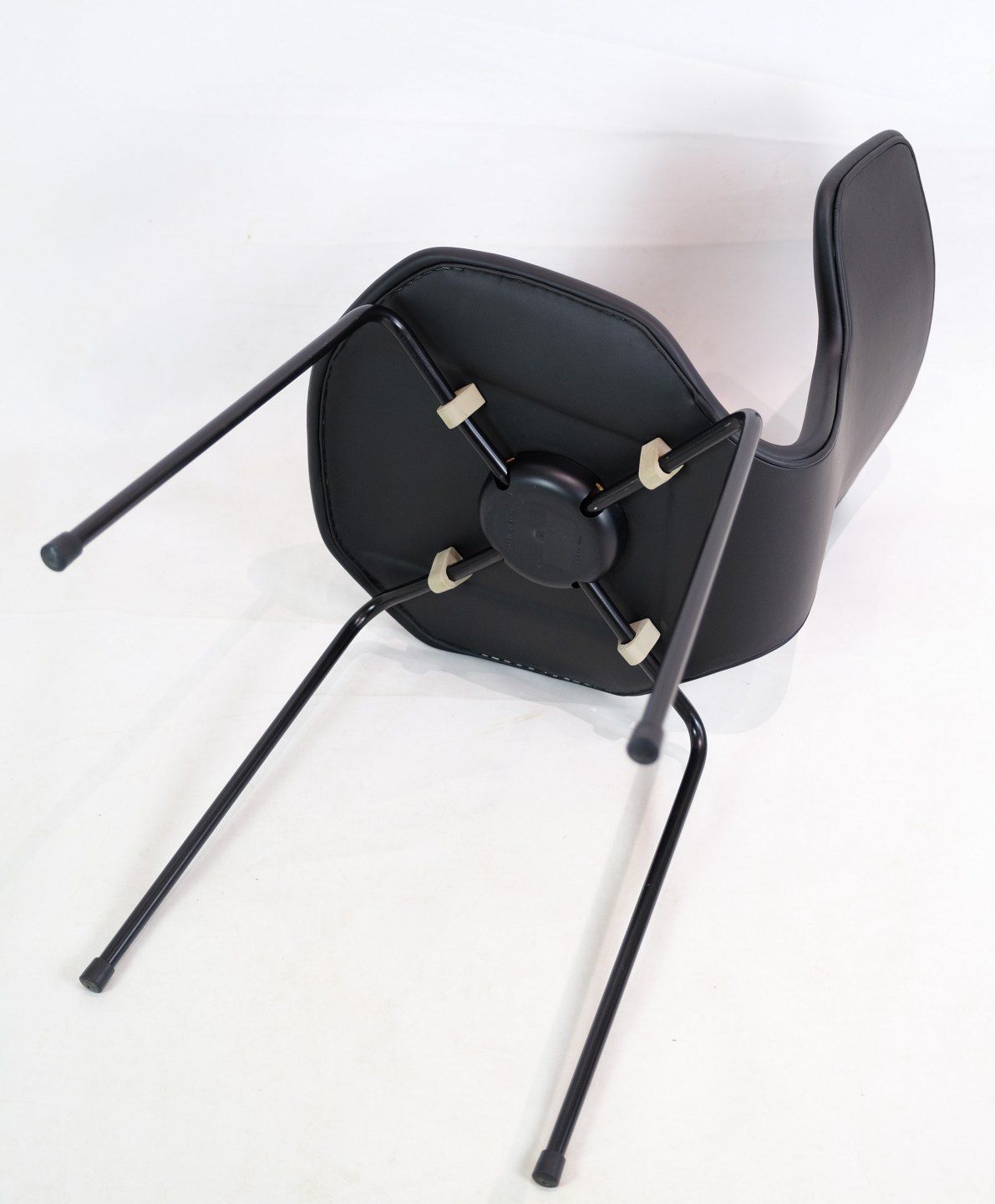 photo furniture T Chair Model 3103 By Arne Jacobsen For Fritz Hansen