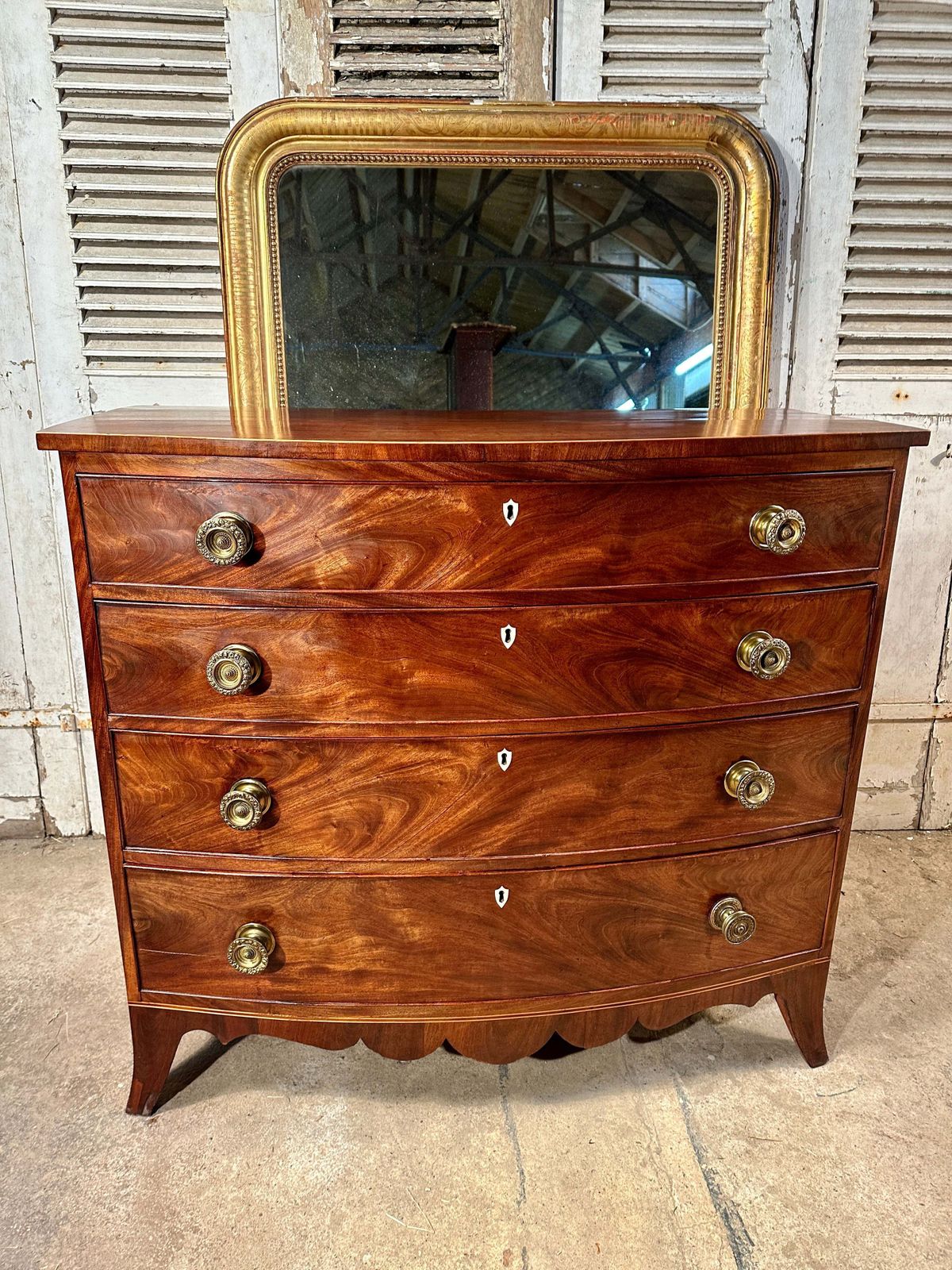 photo vinterior A Beautiful Regency Flame Mahogany Bow Front Chest Of Drawers Circa 1830