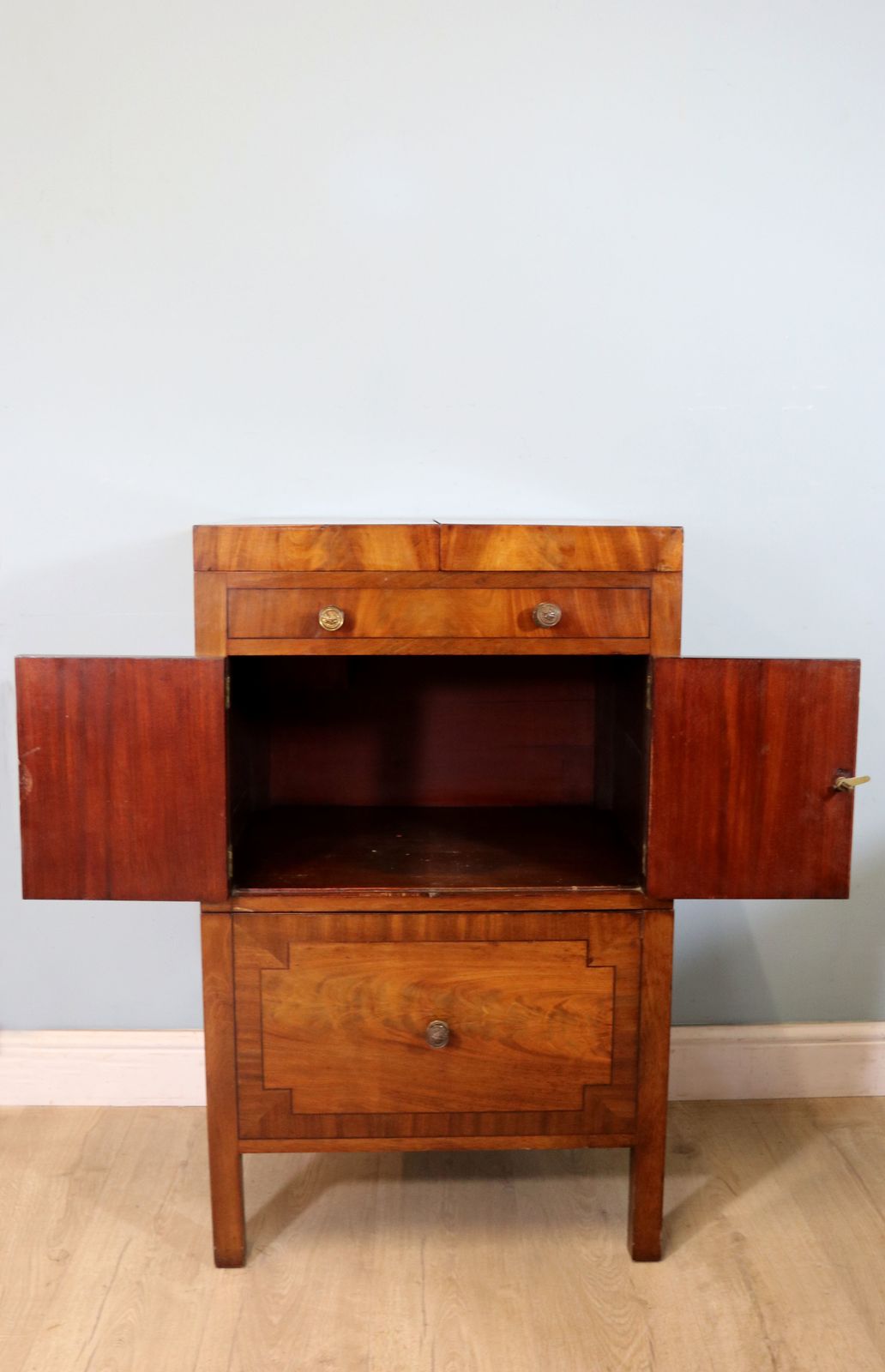A Late Georgian Mahogany Gentleman’s Fitted Washstand photo Furniture