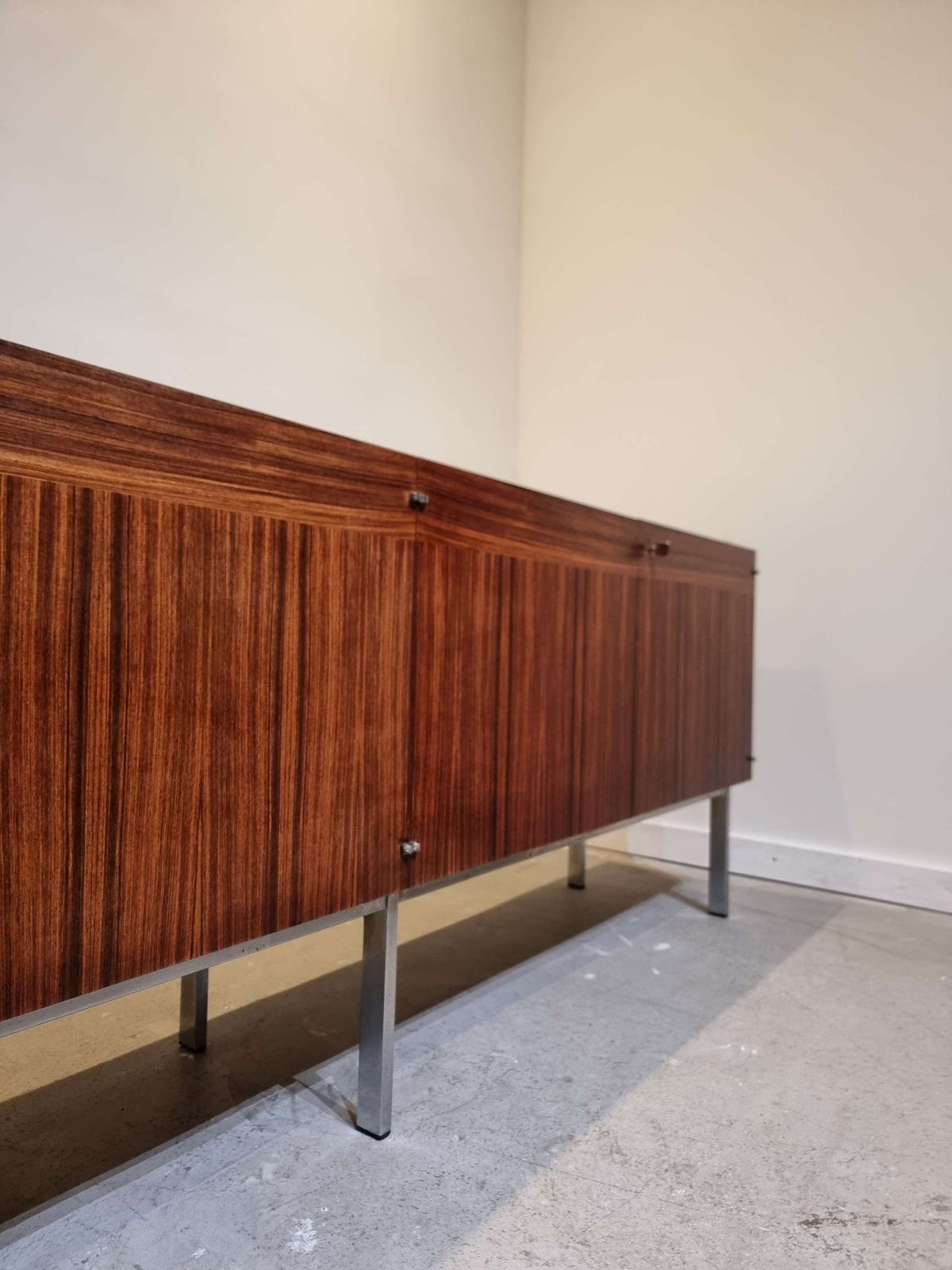 photo furniture Rozenhout Dressoir Met Travertijnen Blad Van Etienne Fermigier, 1961, Frankrijk