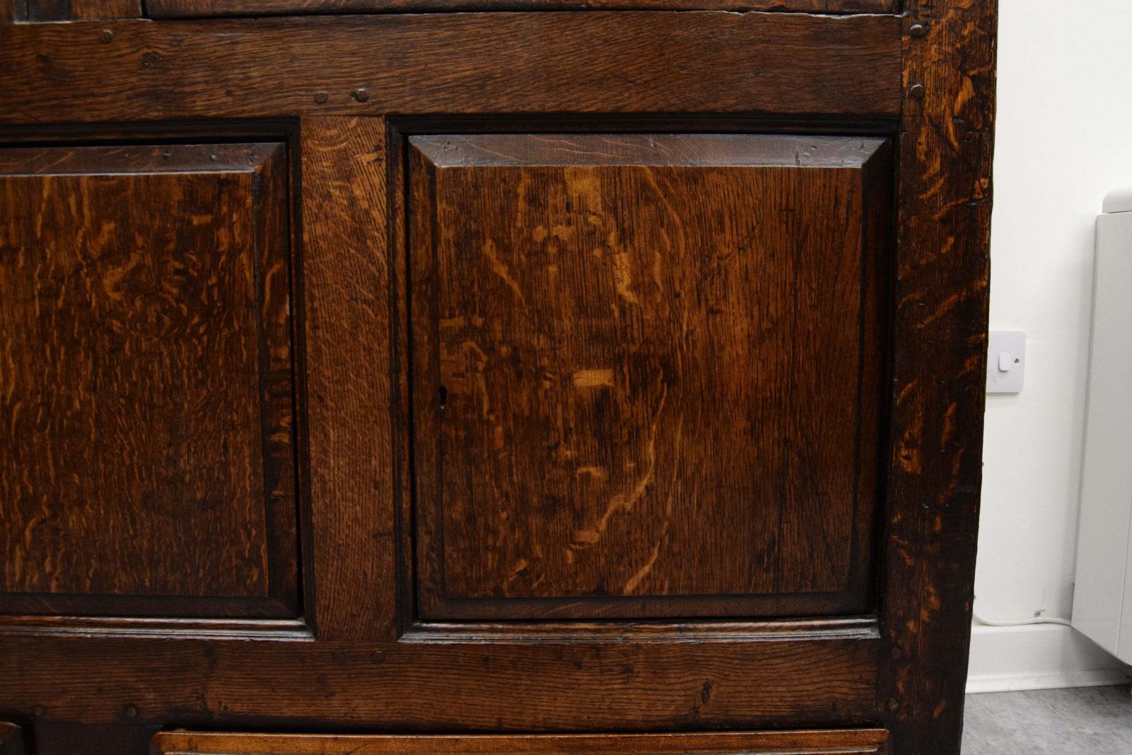 photo vinterior An Early 18th Century Oak Housekeepers Cupboard / Cabinet
