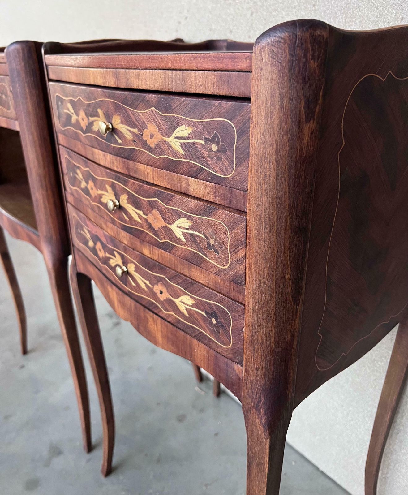 Paire de tables de chevet en noyer avec marqueterie, XXe siècle photo buy