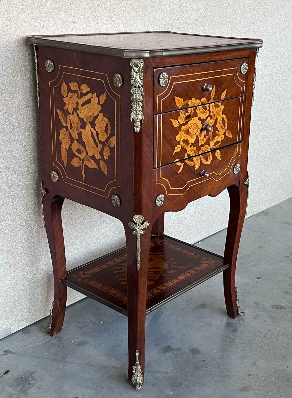 Paire de tables de nuit italiennes Louis XV en marqueterie avec tiroirs et étagère, XIXe siècle photo Mobilier