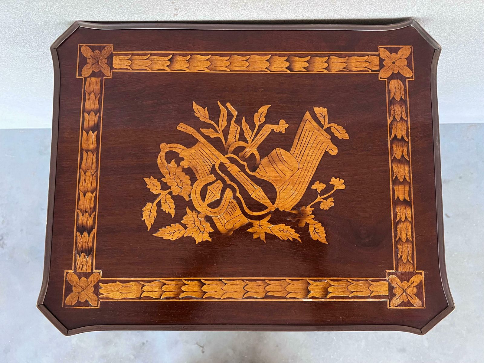 photo for sale Paire de tables de nuit italiennes Louis XV en marqueterie avec tiroirs et étagère, XIXe siècle