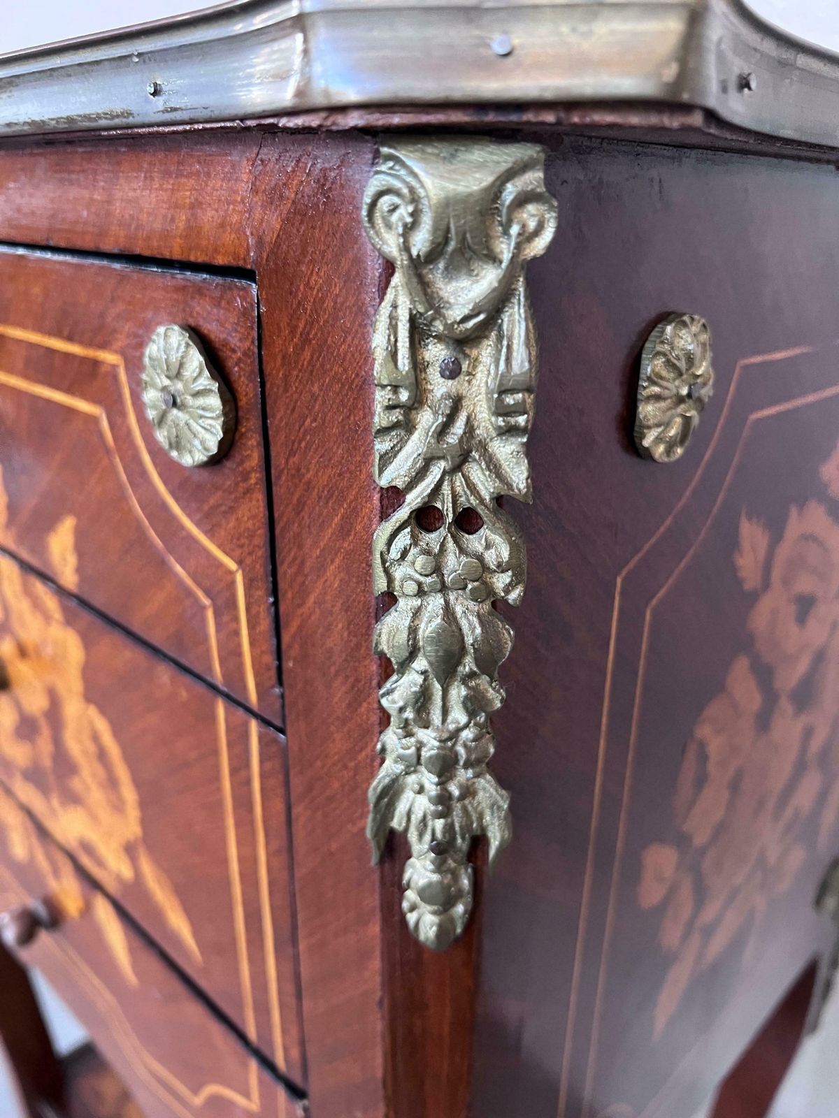 4323.0 Paire de tables de nuit italiennes Louis XV en marqueterie avec tiroirs et étagère, XIXe siècle photo