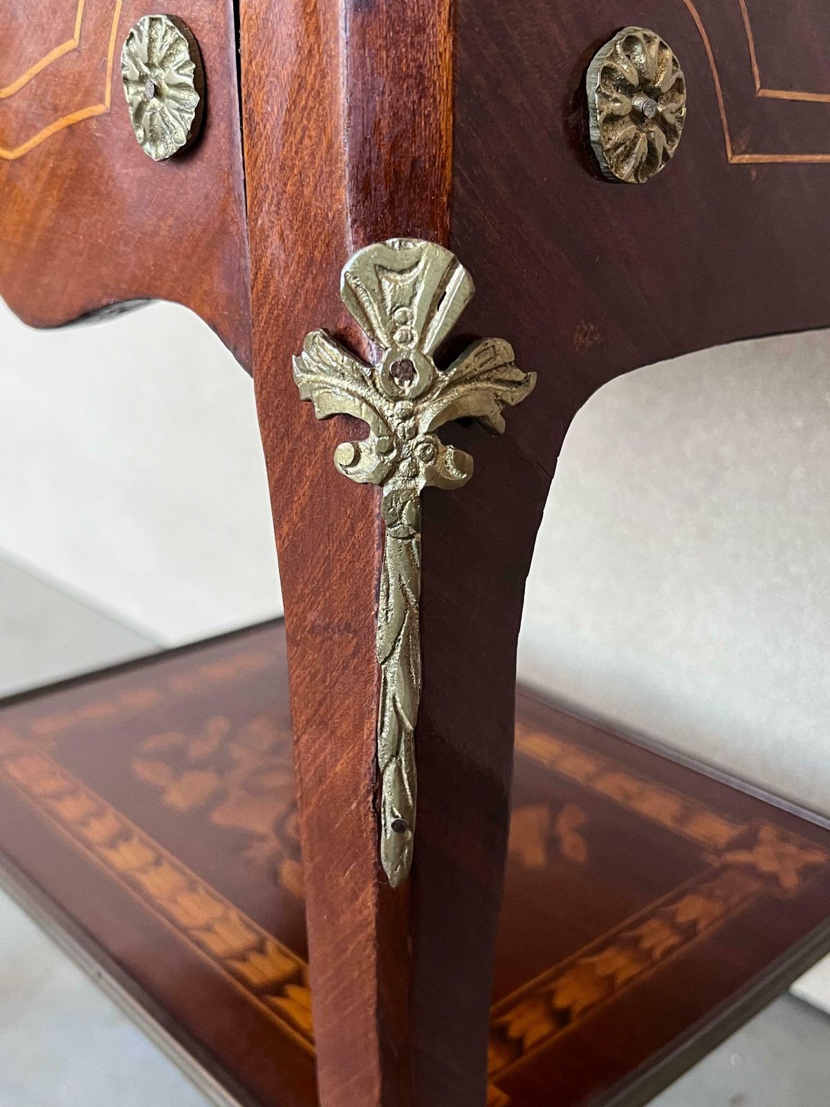photo buy Paire de tables de nuit italiennes Louis XV en marqueterie avec tiroirs et étagère, XIXe siècle