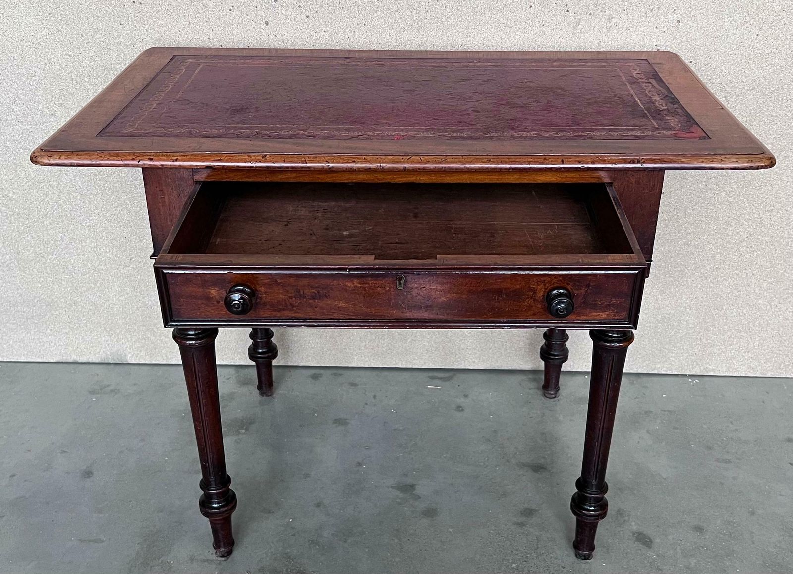 Table d'appoint rustique espagnole en pin, deux tiroirs et plateau en cuir photo vintage