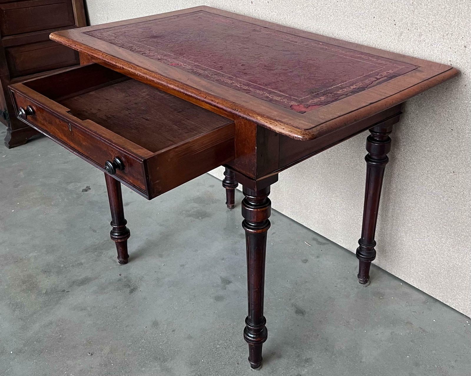 photo furniture Table d'appoint rustique espagnole en pin, deux tiroirs et plateau en cuir