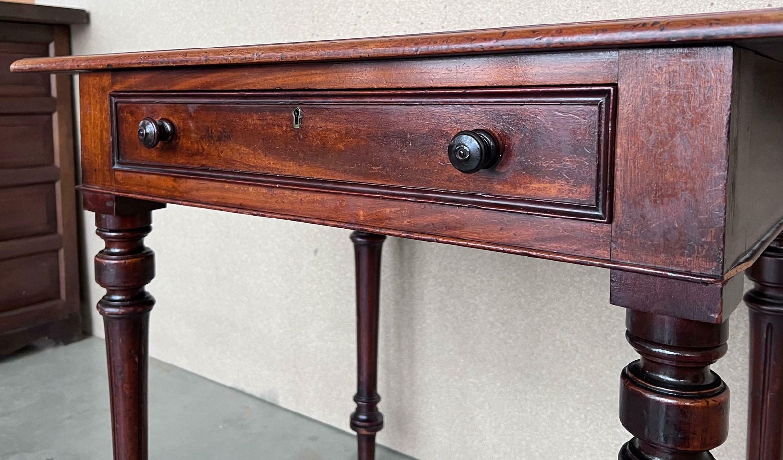 Mobilier Table d'appoint rustique espagnole en pin, deux tiroirs et plateau en cuir photo