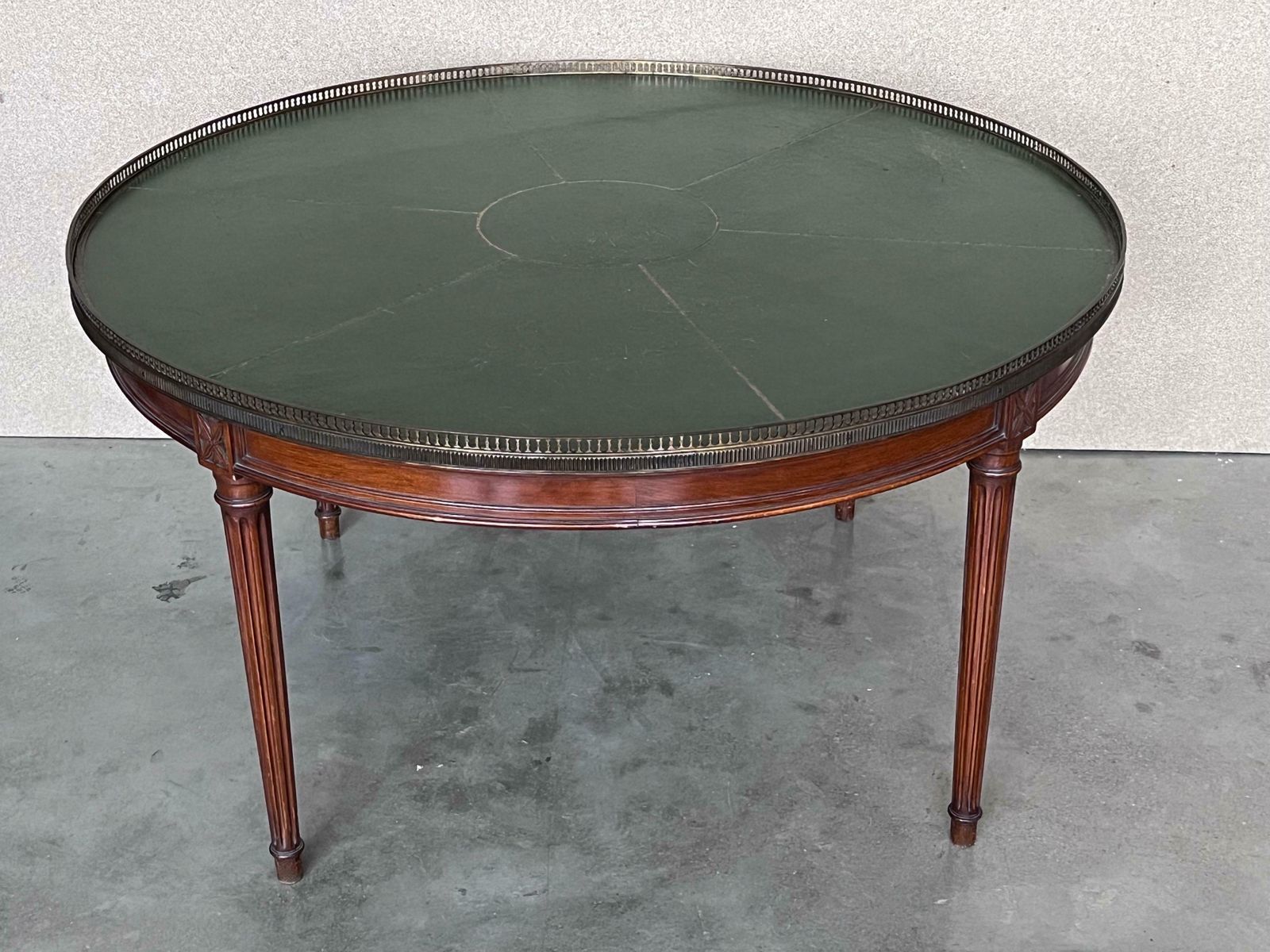 Table basse ronde de style provincial français en acajou, plateau en cuir peint au pochoir photo furniture