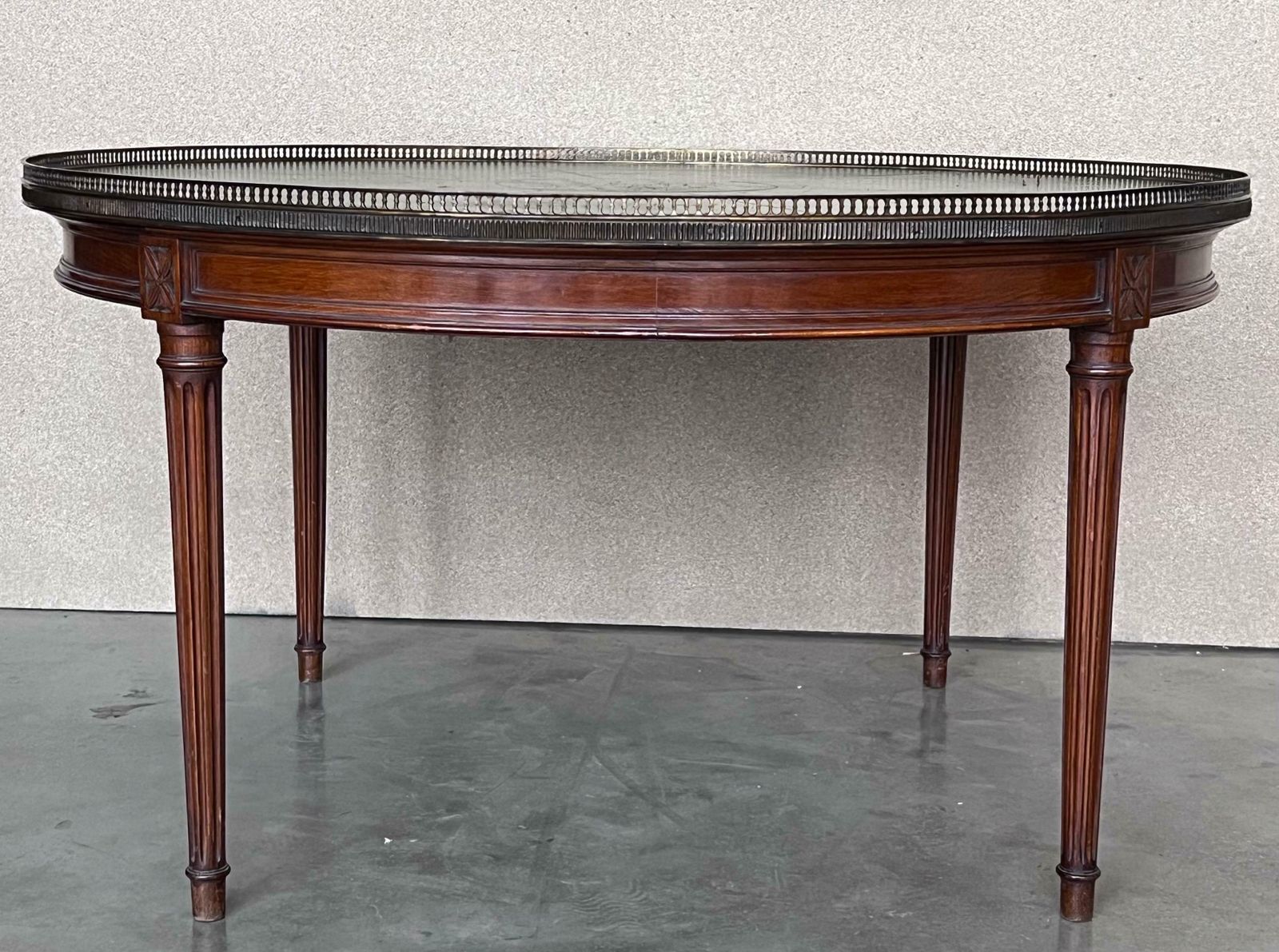Table basse ronde de style provincial français en acajou, plateau en cuir peint au pochoir photo for sale