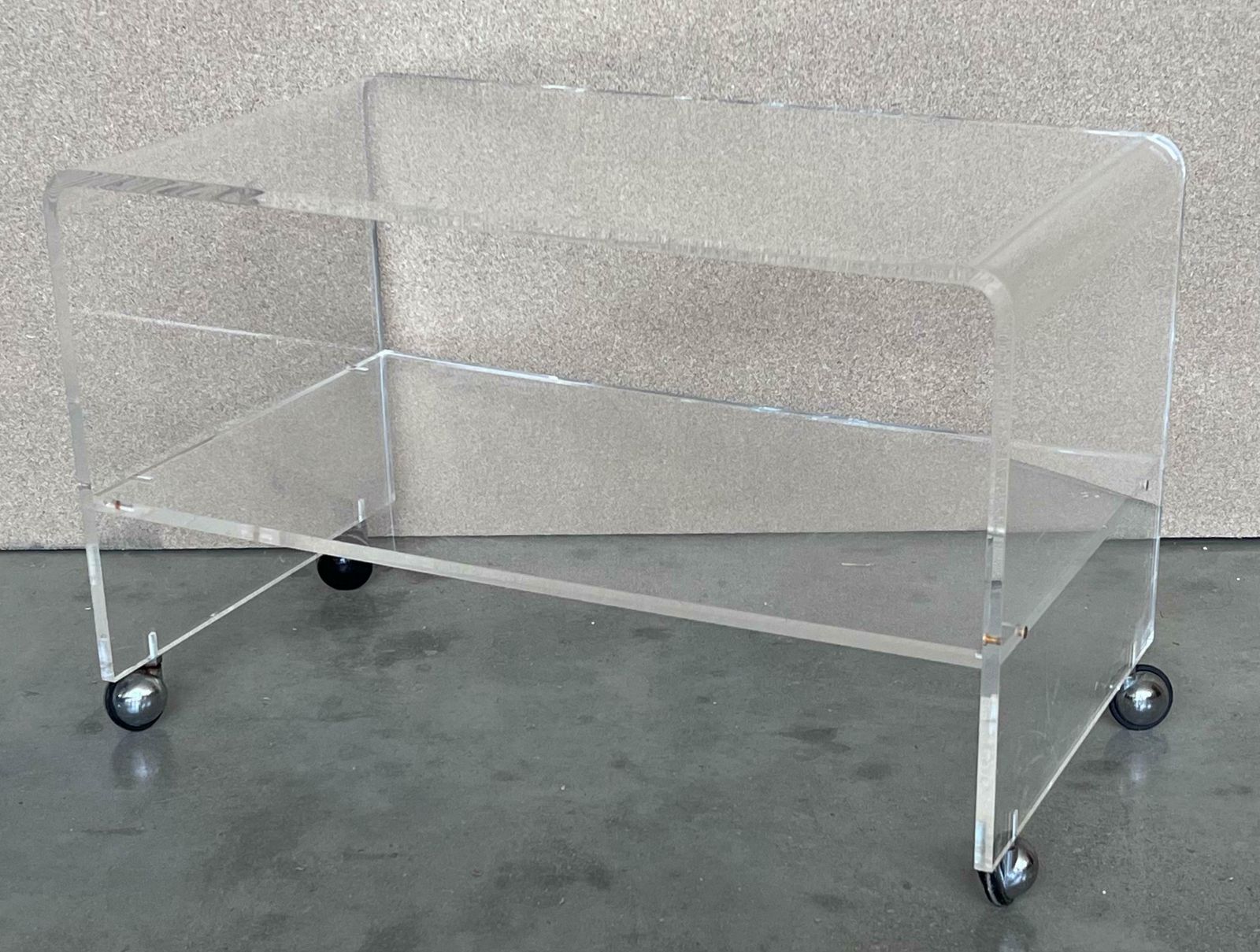 Table d'appoint ou de milieu mid-century modern à deux niveaux et roulettes, France, années 1970 photo vinterior