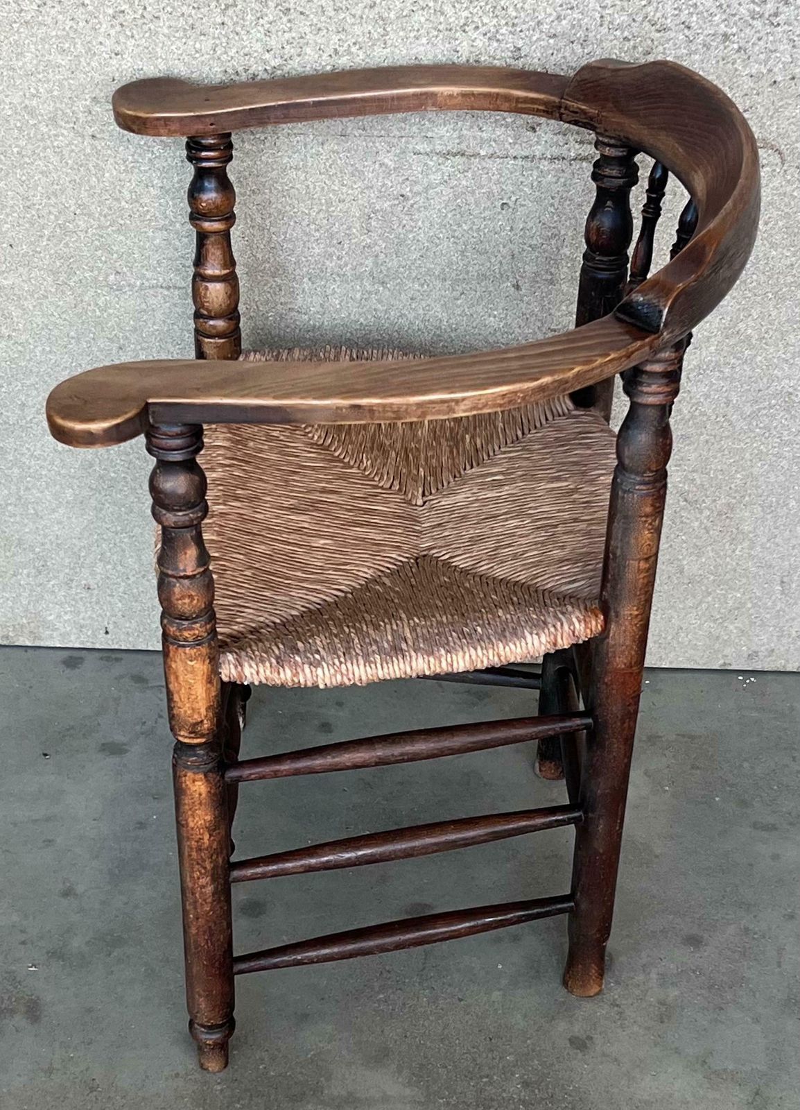 photo furniture Paire de fauteuils espagnols à dossier en fer à cheval et cannage