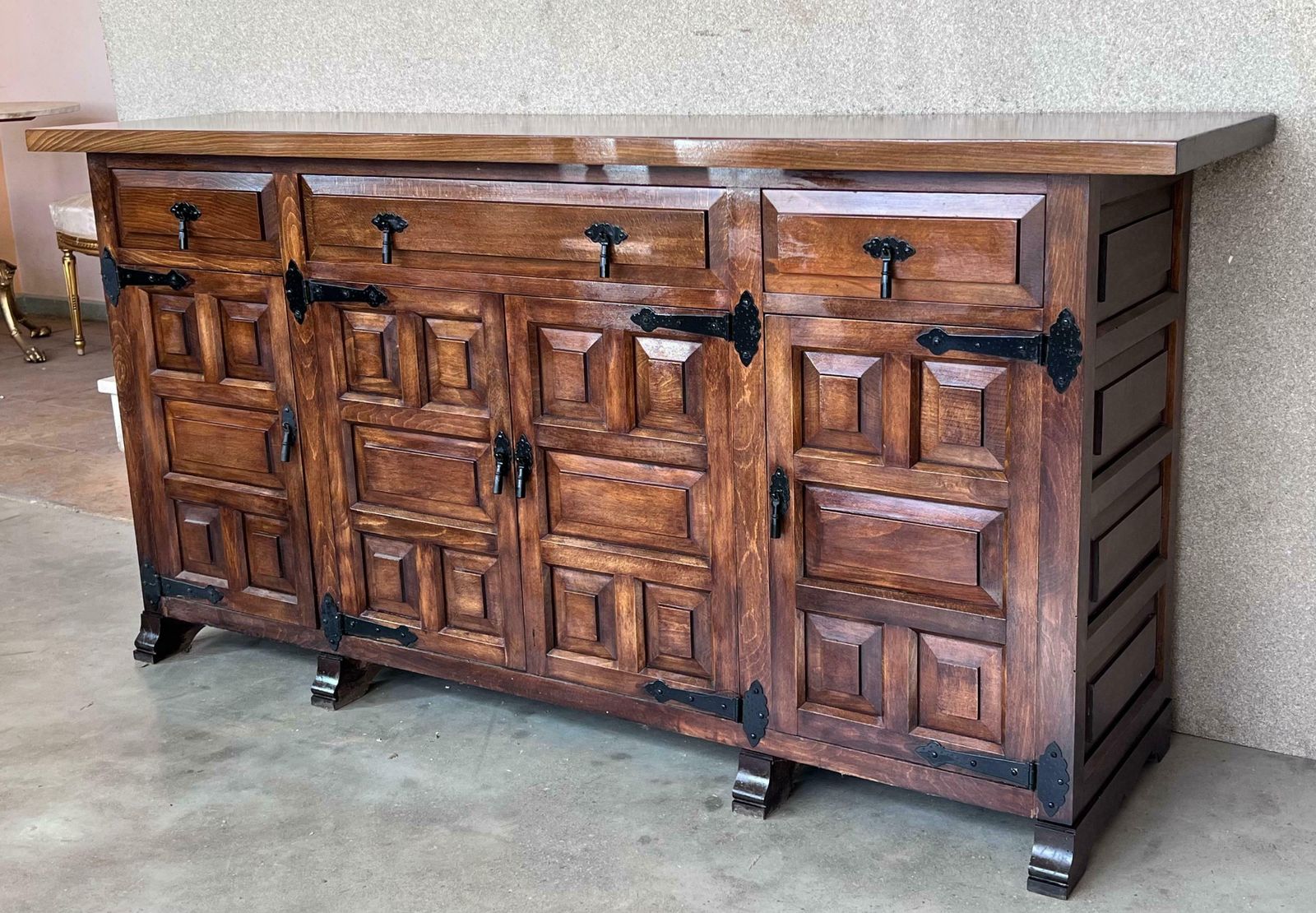 Grand buffet baroque catalan en chêne sculpté de style toscan, XIXe siècle photo for sale