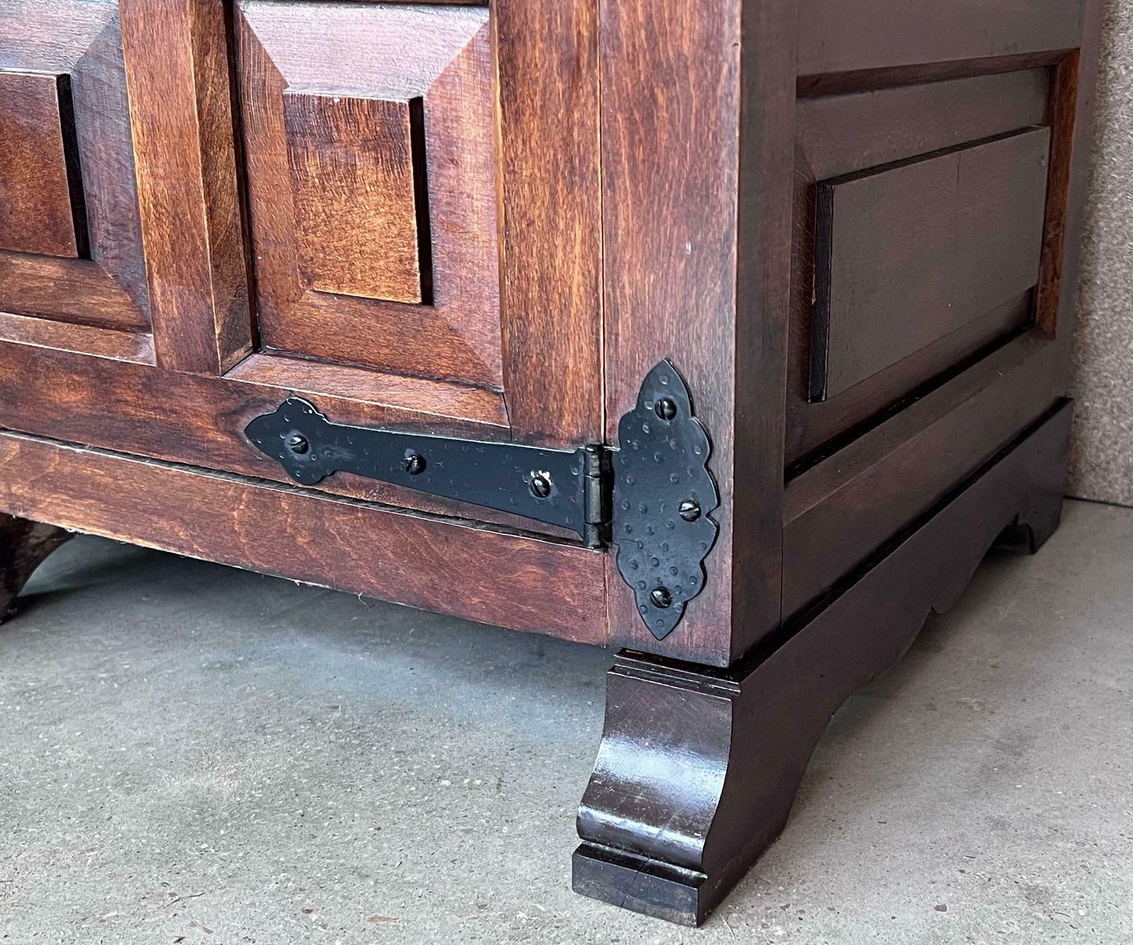 photo for sale Grand buffet baroque catalan en chêne sculpté de style toscan, XIXe siècle