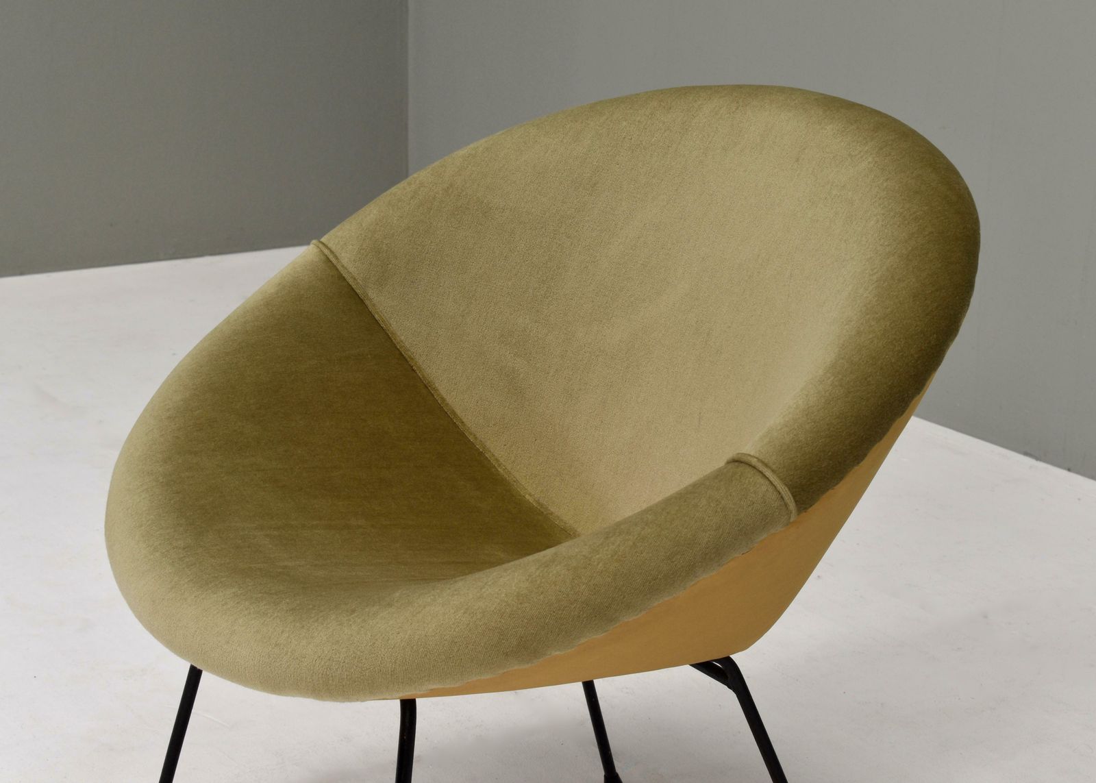Sculptural Circle Chair In Original Mohair Velvet And Black Metal Base, 1950's photo vinterior