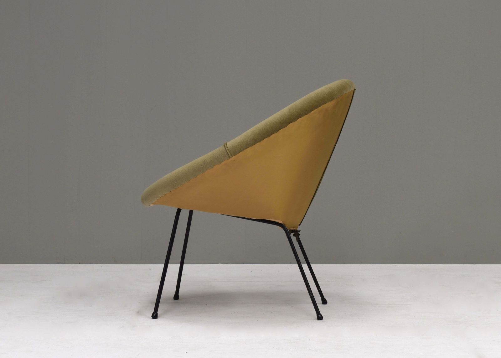 photo vintage Sculptural Circle Chair In Original Mohair Velvet And Black Metal Base, 1950's