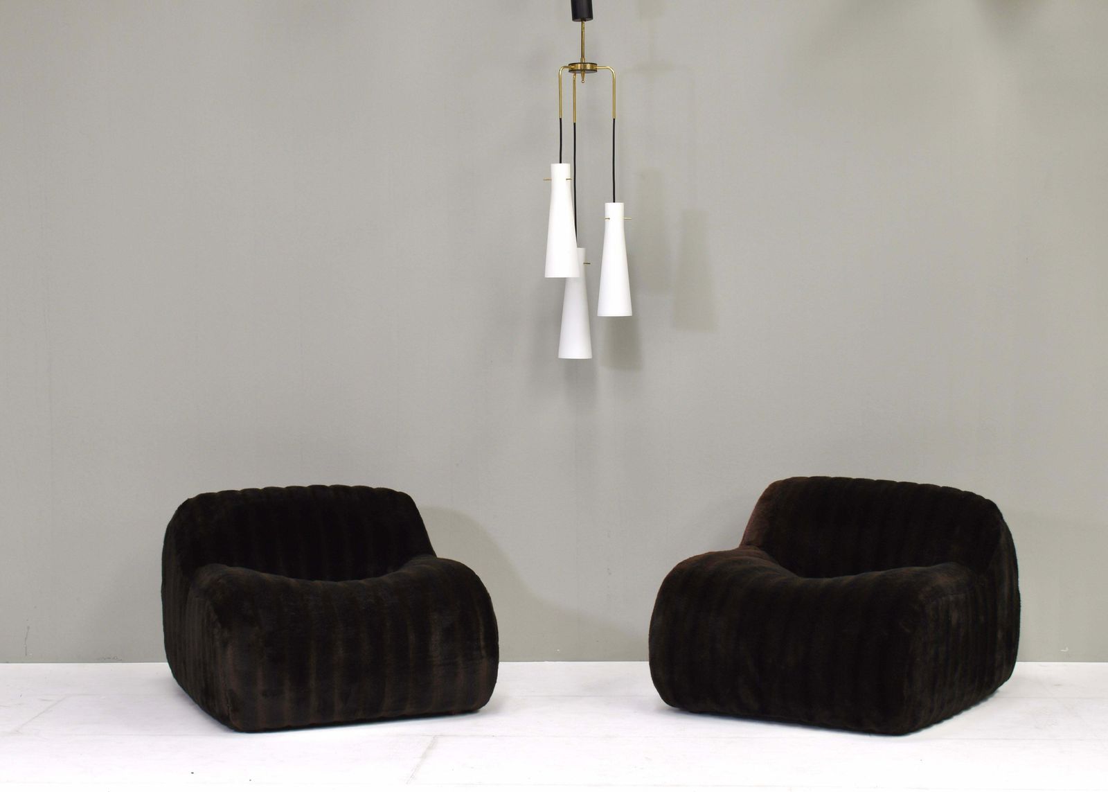 photo vinterior Stilnovo Chandelier With Opaline Glass Shades And Brass – Italy, Circa 1950