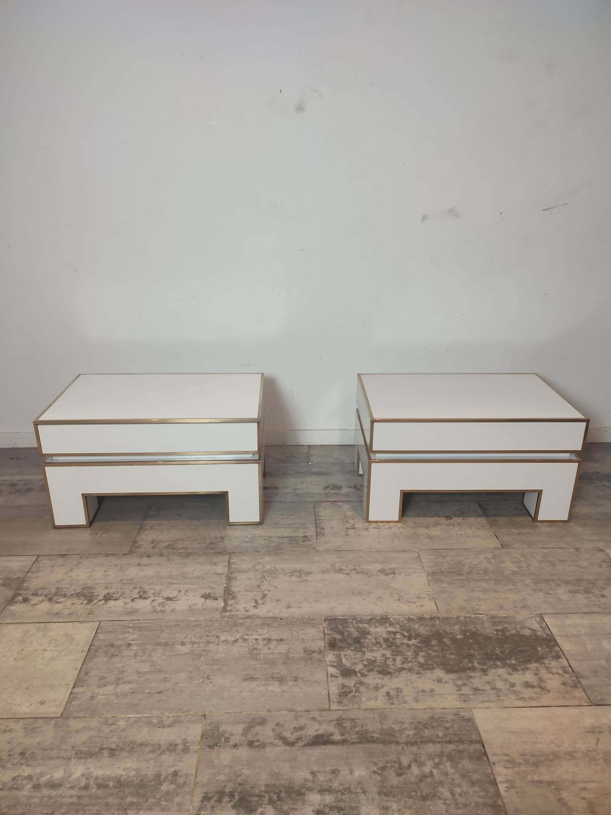 photo vinterior White Pair Of Night Stands From "Alain Delon" For Maison Jansen"