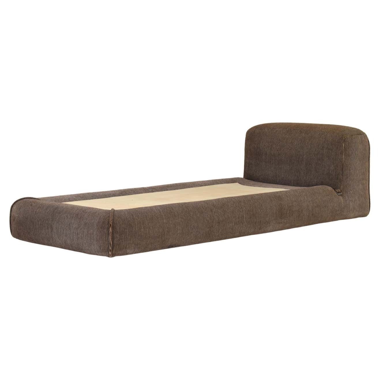 Mario Bellini Le Mura Daybed In Original Mohair Velvet, Italy, 1972