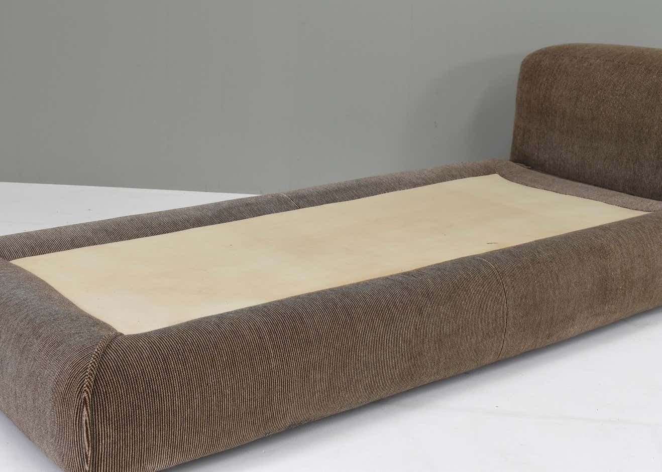 Mario Bellini Le Mura Daybed In Original Mohair Velvet, Italy, 1972 photo buy