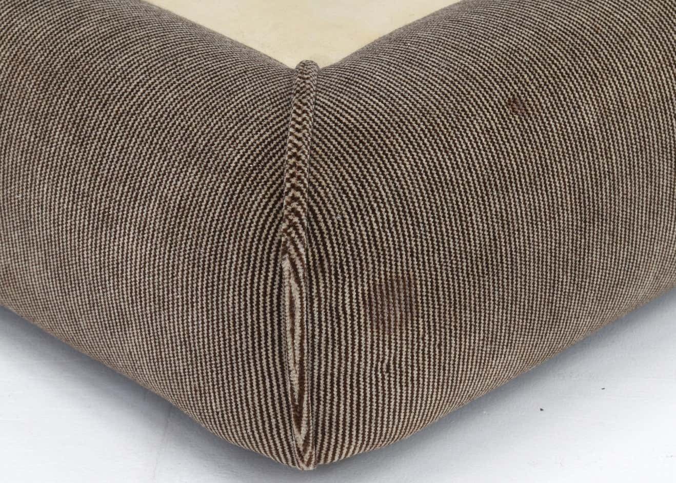 photo buy Mario Bellini Le Mura Daybed In Original Mohair Velvet, Italy, 1972