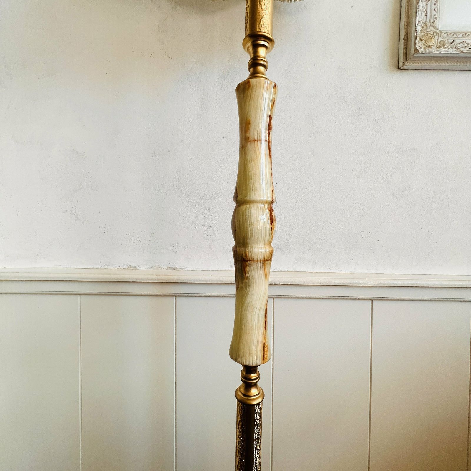photo furniture Vintage Staande Lamp, Marmeren Vloerlamp, Vrijstaande Lamp, Grote Lampenkap, Jaren '70 Vintage Lamp