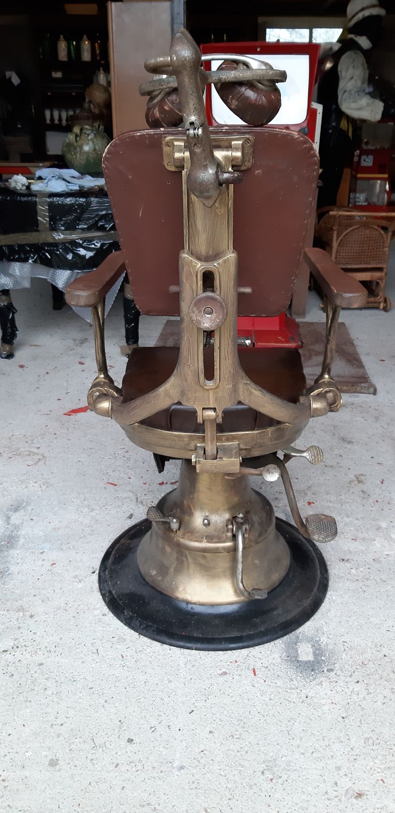 photo furniture Very Old French Barber's Chair From 1900 By Corno