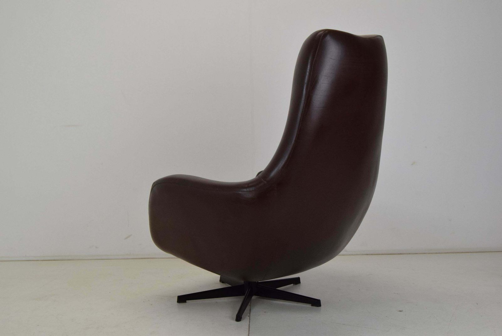 Mid Century Rotating Armchair,Drevotvar,1980's. photo vinterior