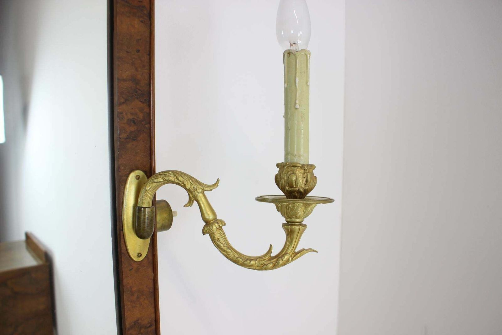 photo furniture Spiegelkast uit de jaren 1920, Tsjecho-Slowakije