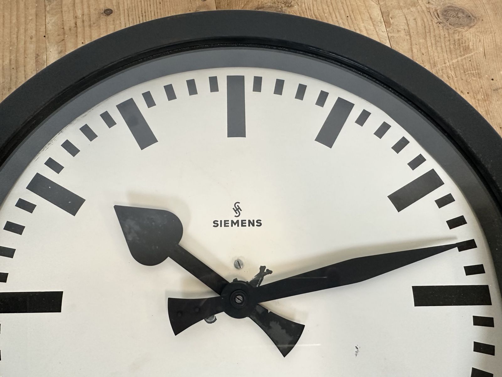 photo vintage Black Industrial Factory Wall Clock From Siemens, 1950s