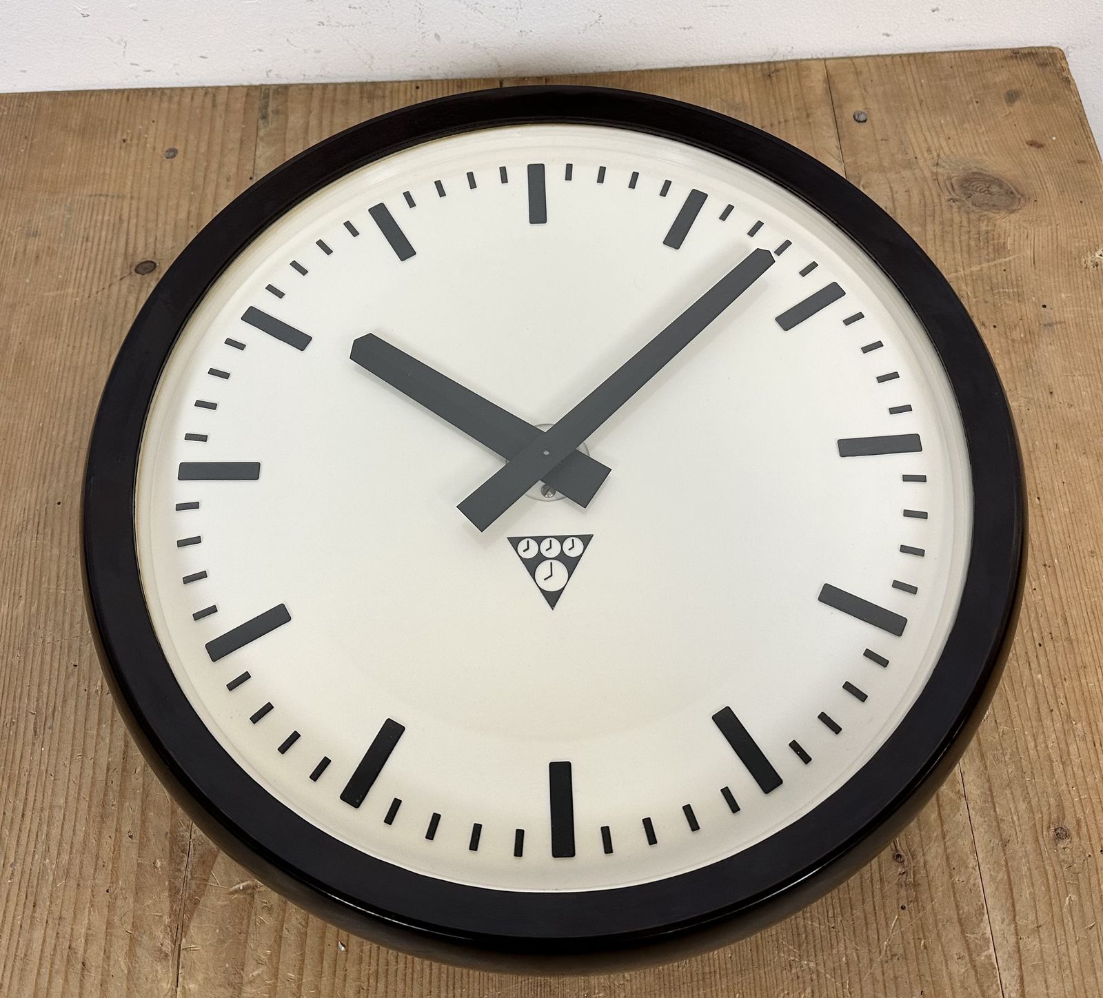 photo vinterior Industrial Bakelite Factory Wall Clock From Pragotron, 1970s  6x