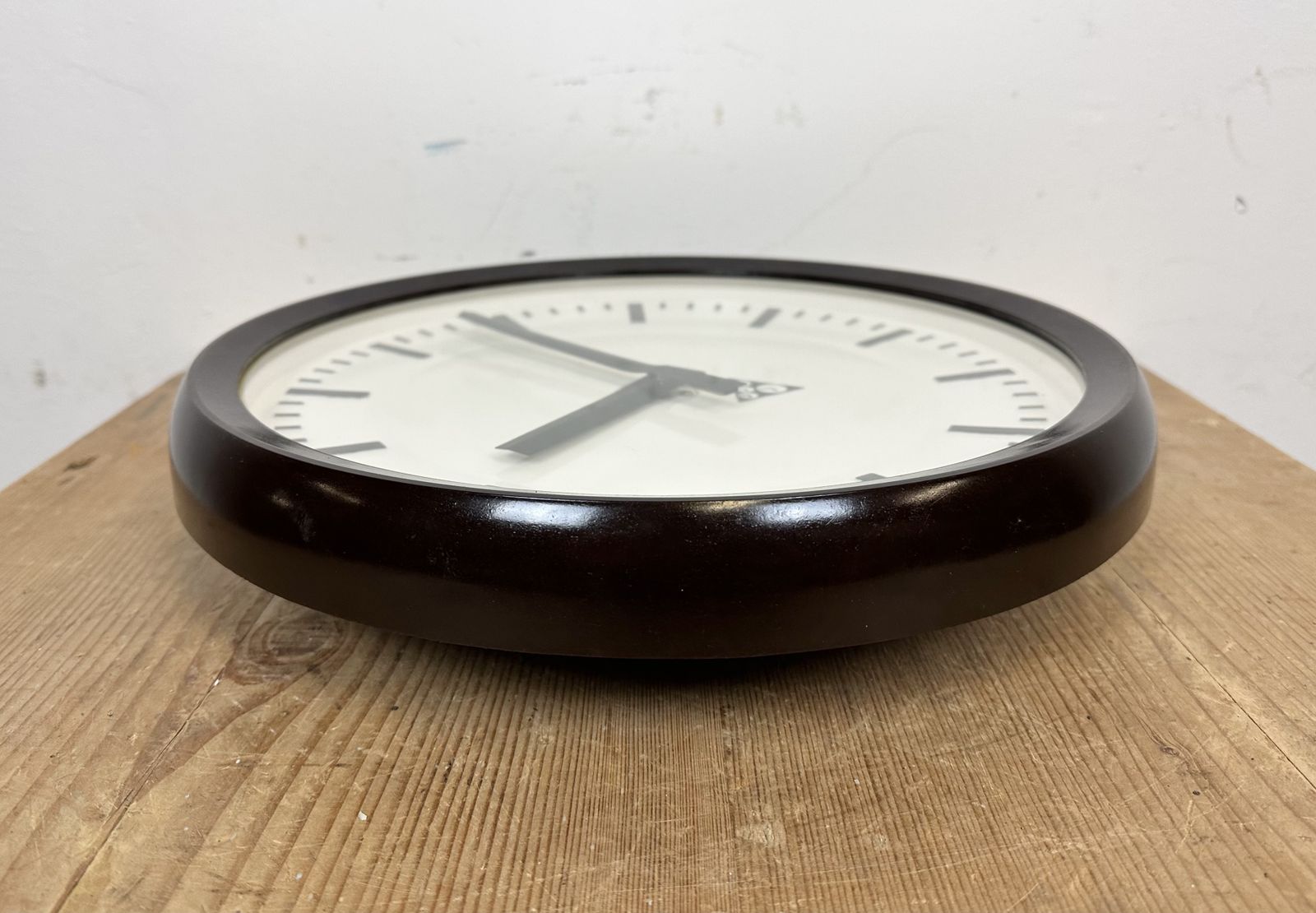 photo vintage Industrial Bakelite Factory Wall Clock From Pragotron, 1970s  6x