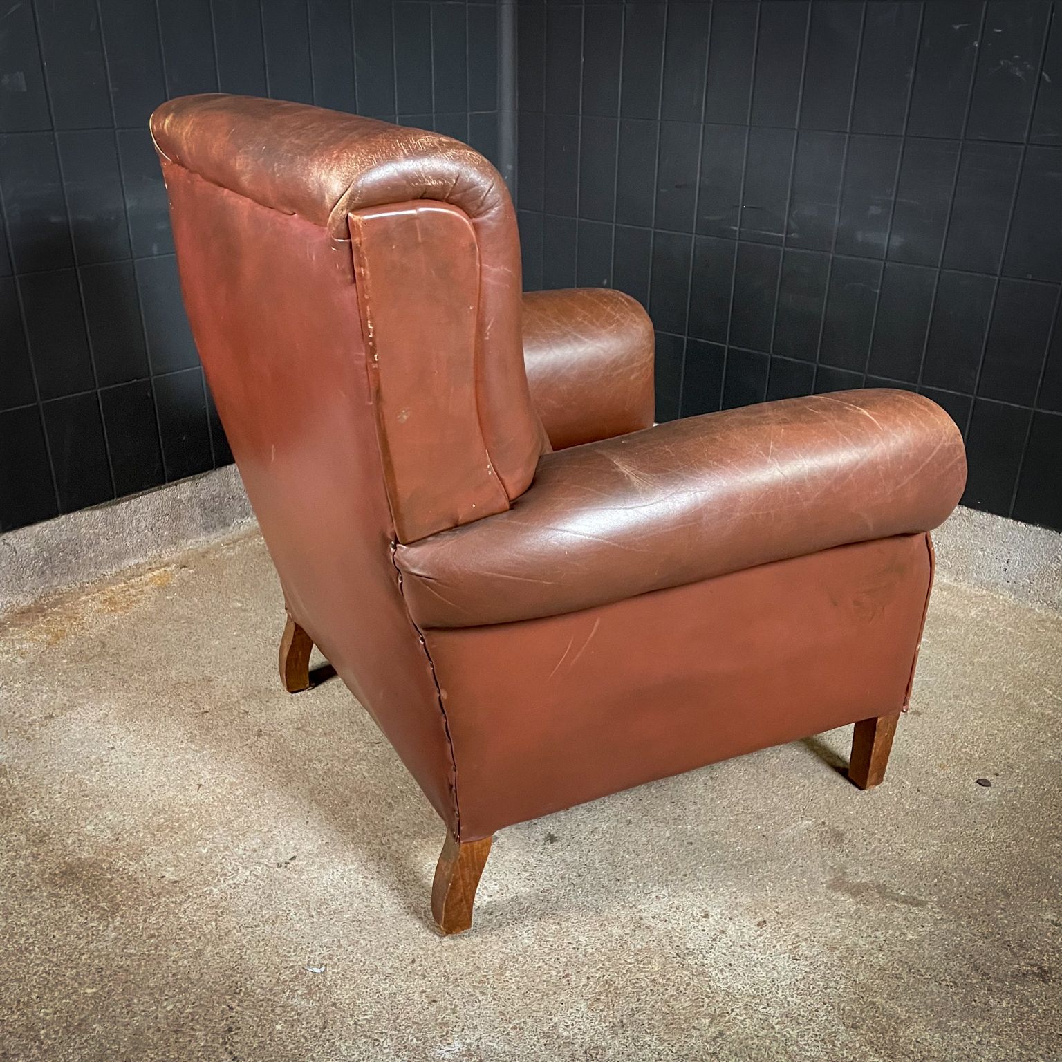 Grote Bruine Leren Club Fauteuil Met Gebruikssporen photo buy