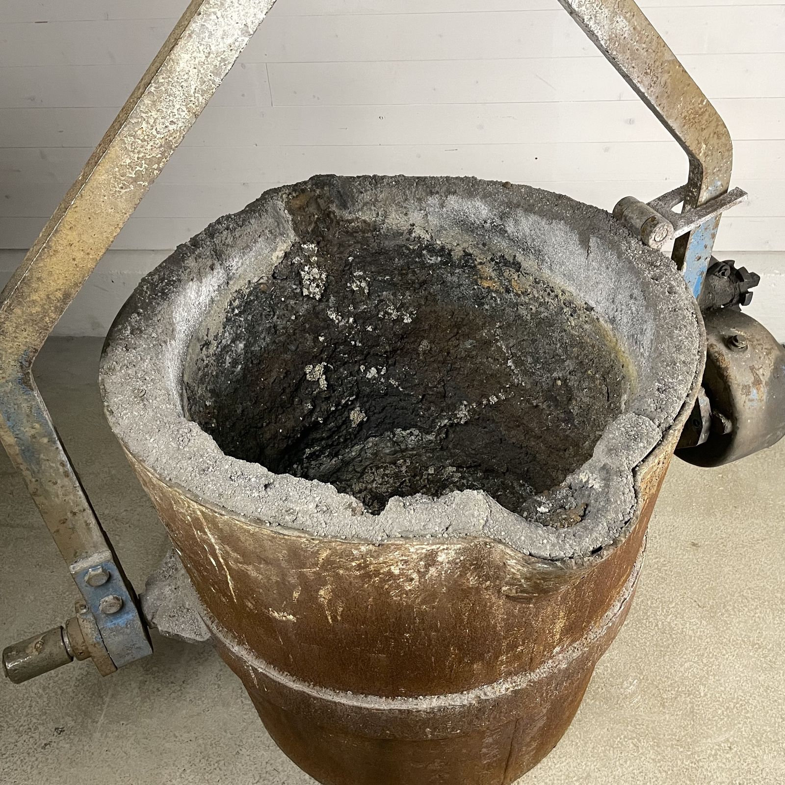 Large Reclaimed Industrial Foundry Pouring Pot Planter photo vinterior