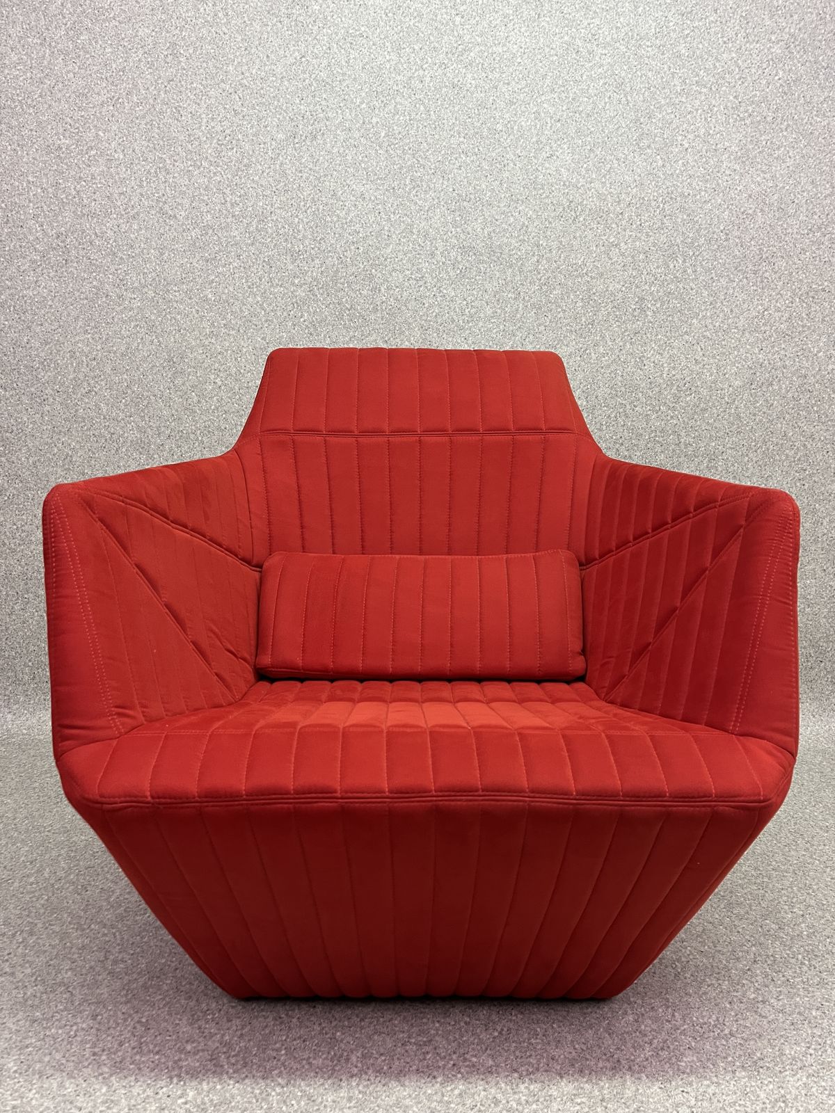 photo vinterior Ligne Roset Red Facett Armchair Design By R. & E. Bouroullec