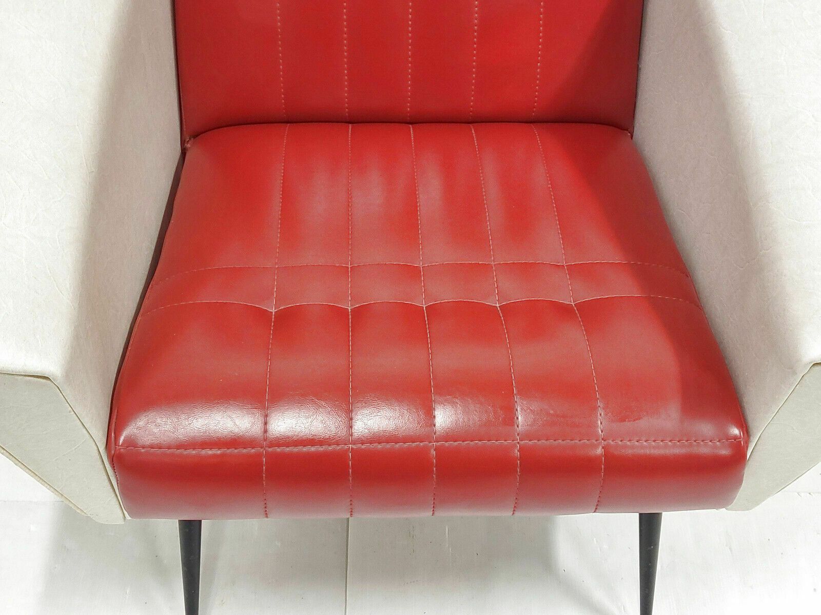 Vintage Franse Fauteuil Uit De Jaren 1950 In Bordeauxrood En Gebroken Wit Skai – Rockabilly Stijl photo vinterior
