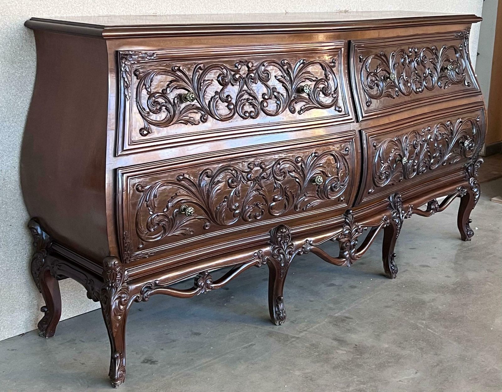 Commode double bombée en noyer sculpté de style Louis XV provincial français, XIXe siècle photo for sale