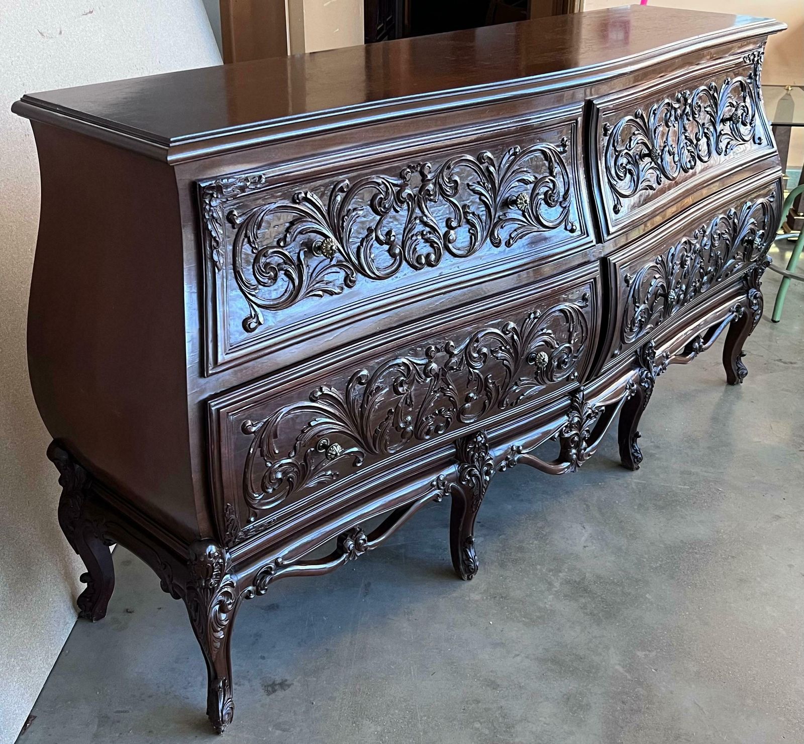 Commode double bombée en noyer sculpté de style Louis XV provincial français, XIXe siècle photo 5494.0