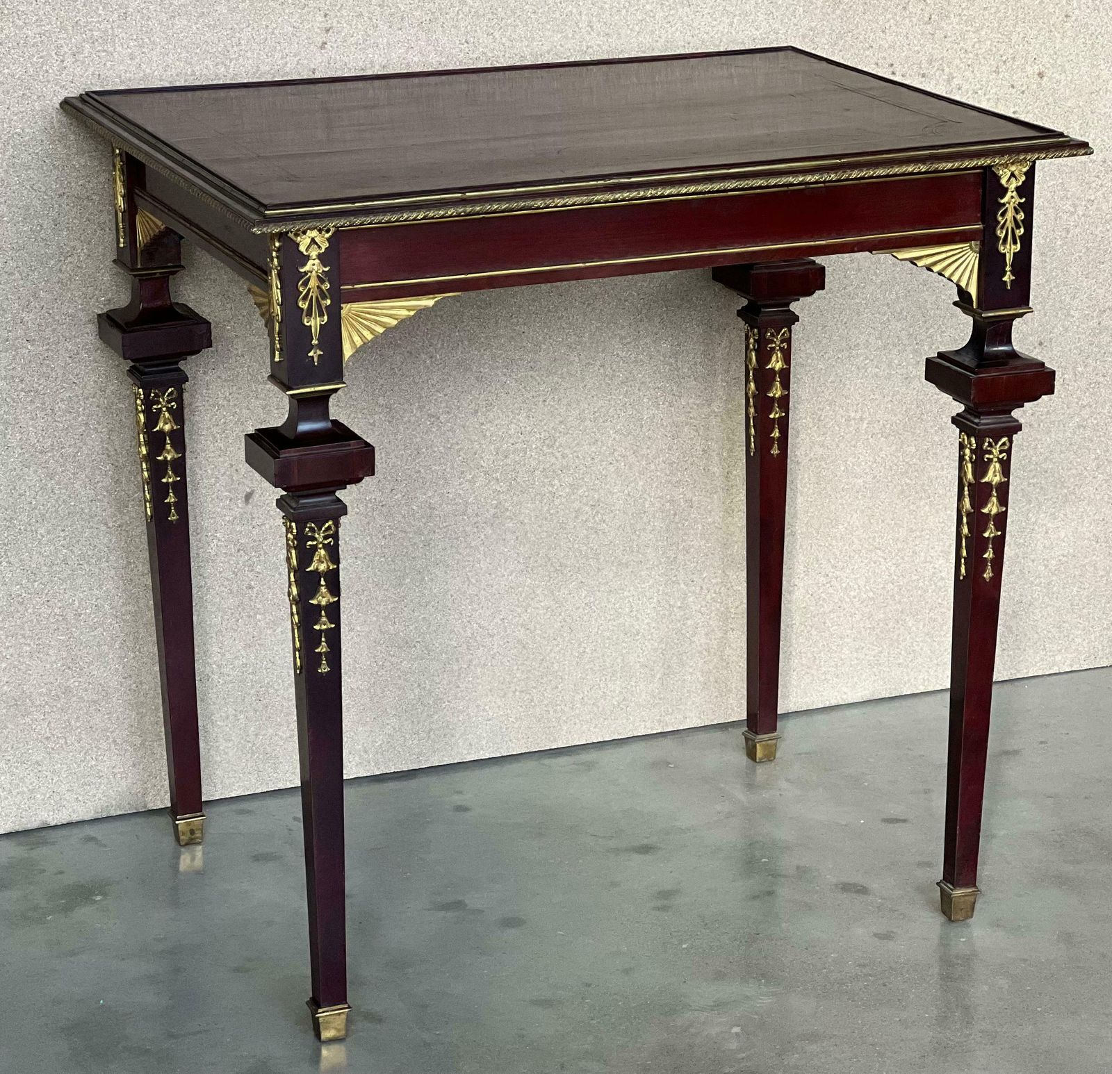 Table basse ou table d'appoint rectangulaire de style Empire, fin du XIXe siècle, dans le style de François Linke photo Mobilier