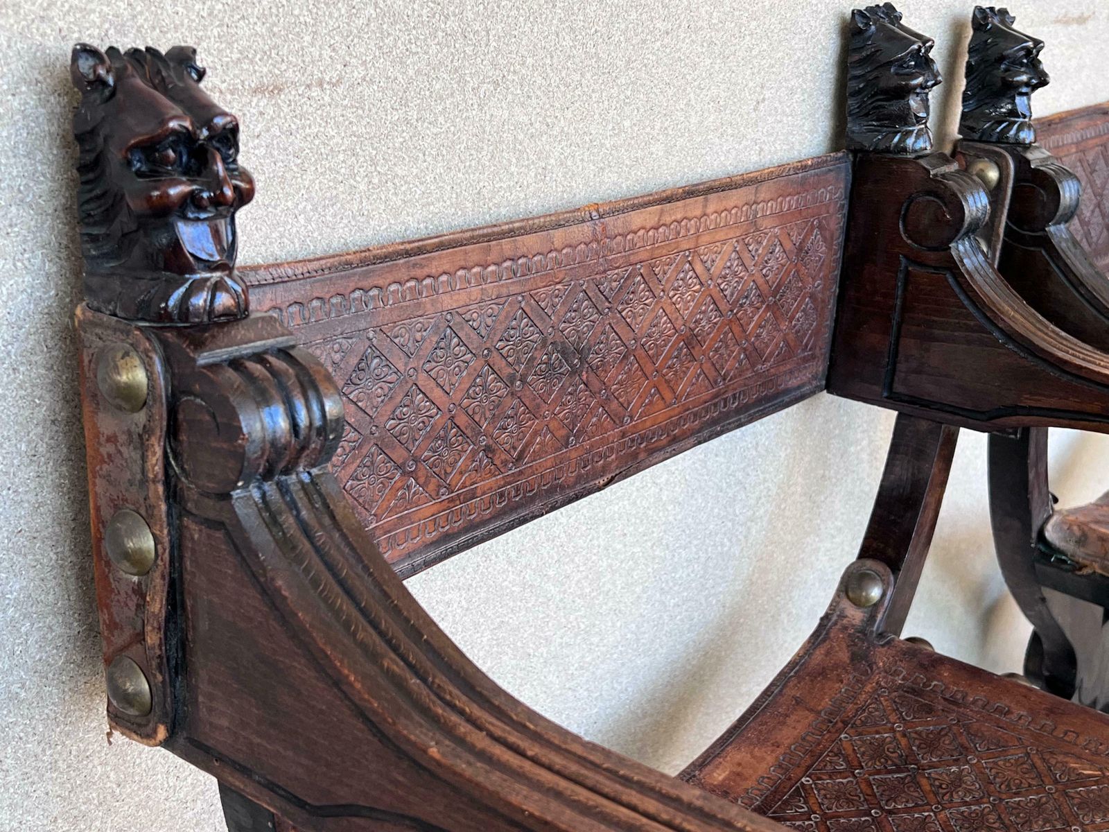 Paire de bancs Savonarola pliant en noyer sculpté, XIXe siècle photo vinterior