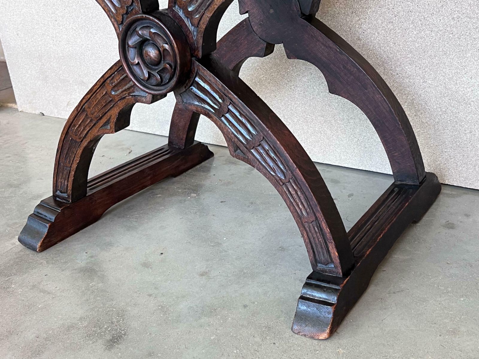 photo for sale Paire de bancs Savonarola pliant en noyer sculpté, XIXe siècle