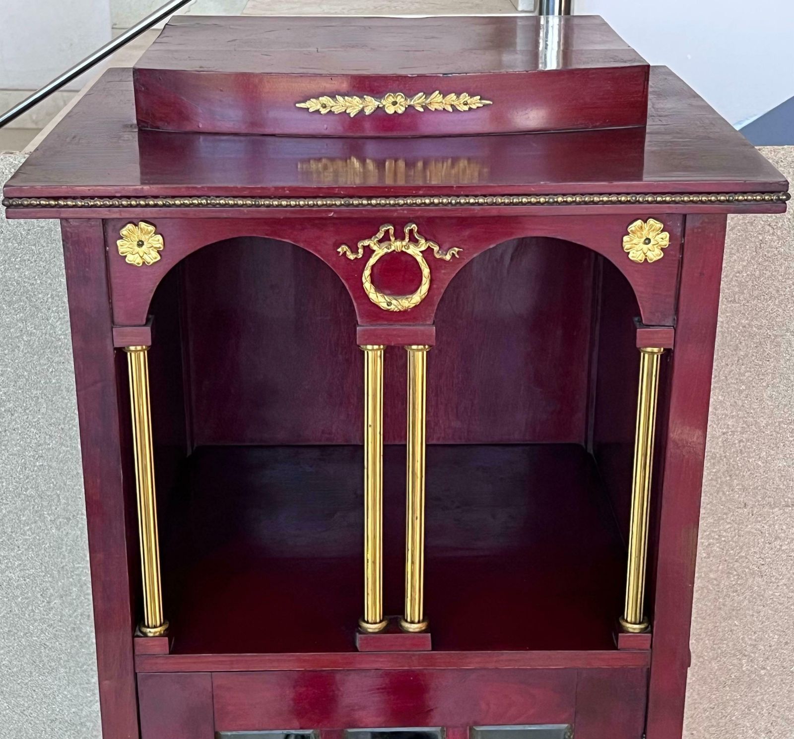 Piédestal vitrine de style Empire français à montures en ormolu, vers 1840 photo Mobilier