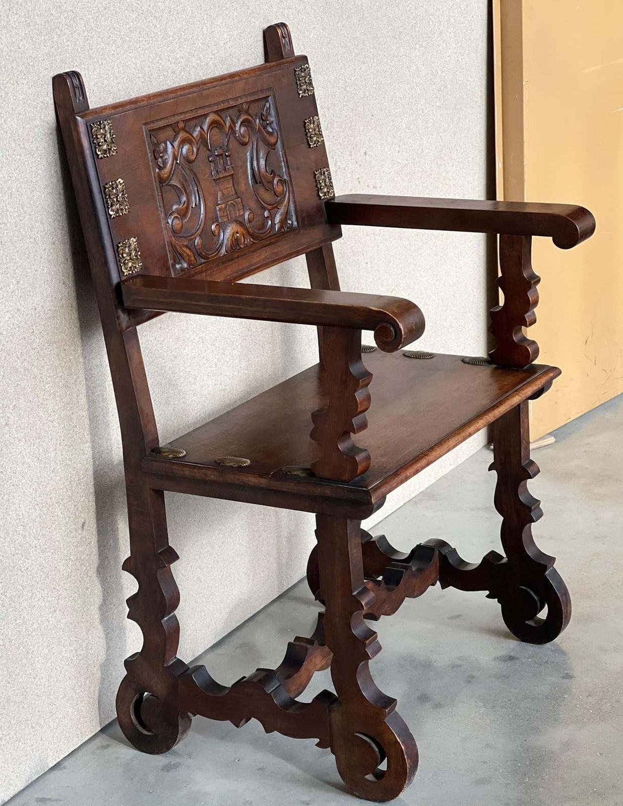 Fauteuils d'autel coloniaux espagnols sculptés, siège et dossier en bois, XIXe siècle photo for sale