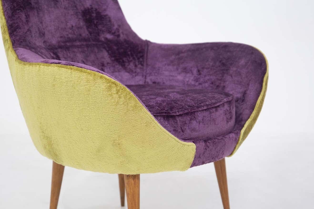 photo vinterior Vintage Wooden Armchairs In Purple And Green Velvet
