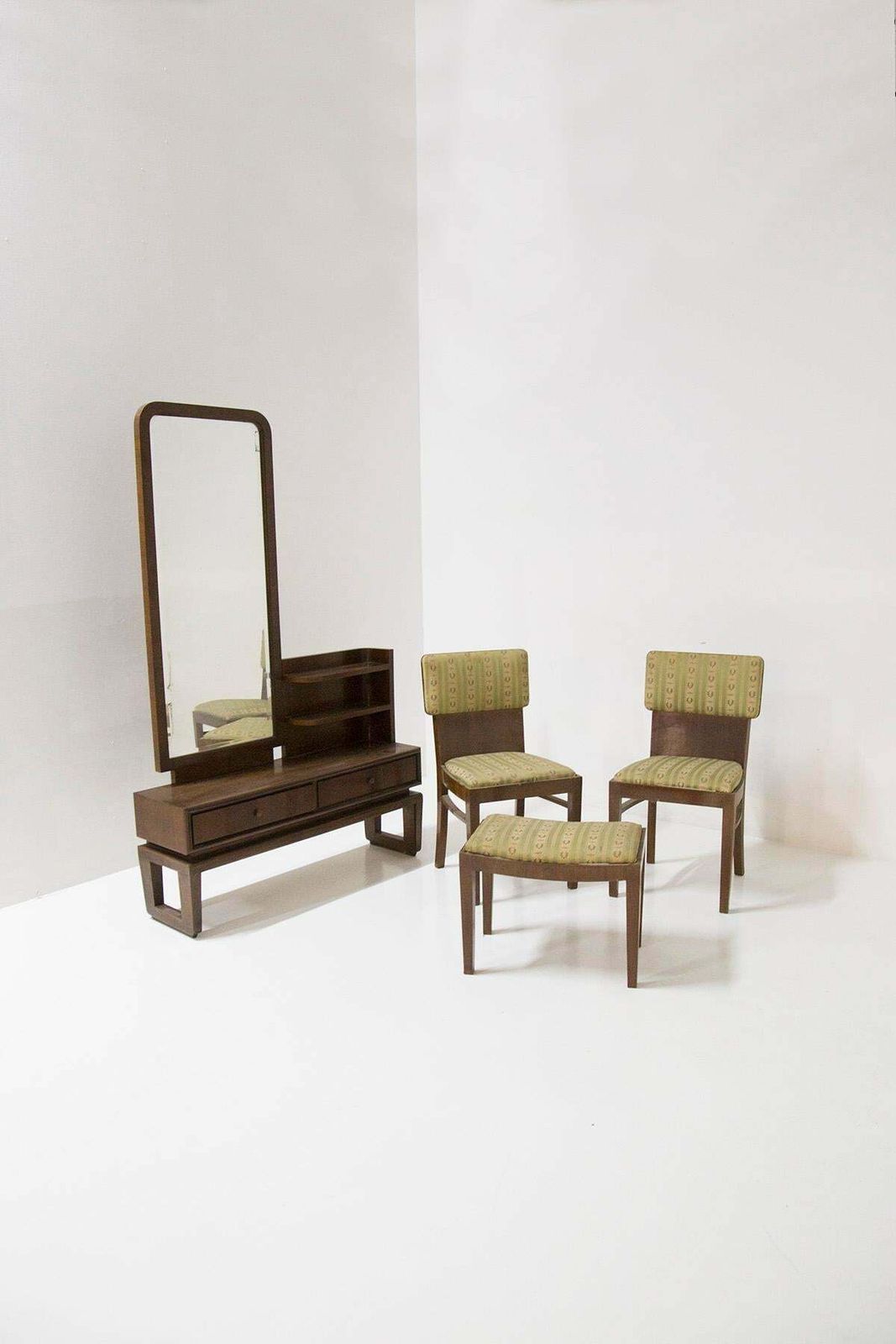 8141.0 Paolo Buffa Bedroom Set With Vanity Mirror, Armchairs And Ottoman photo