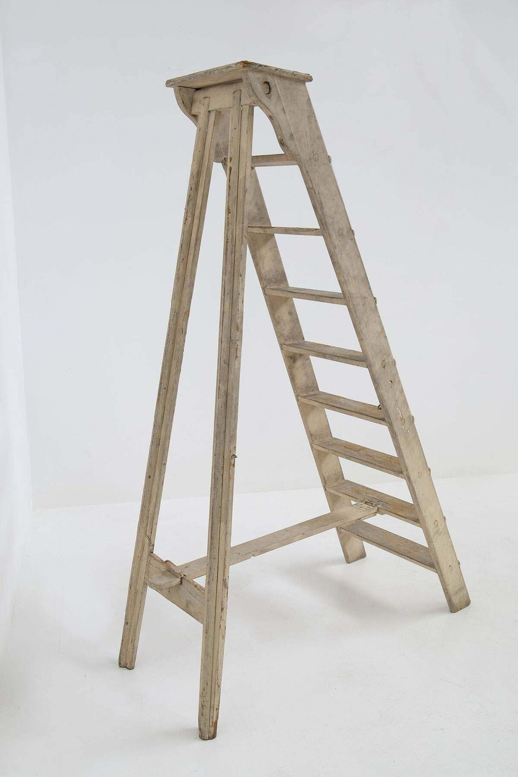 photo furniture Antique Italian Decorative Staircase In Beige Wood